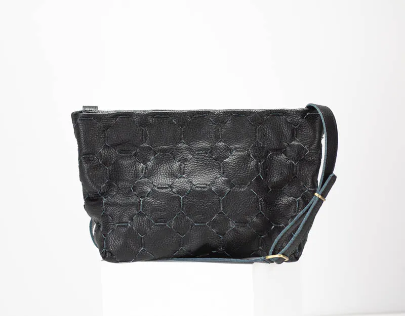 Helon clutch - Handwoven black leather