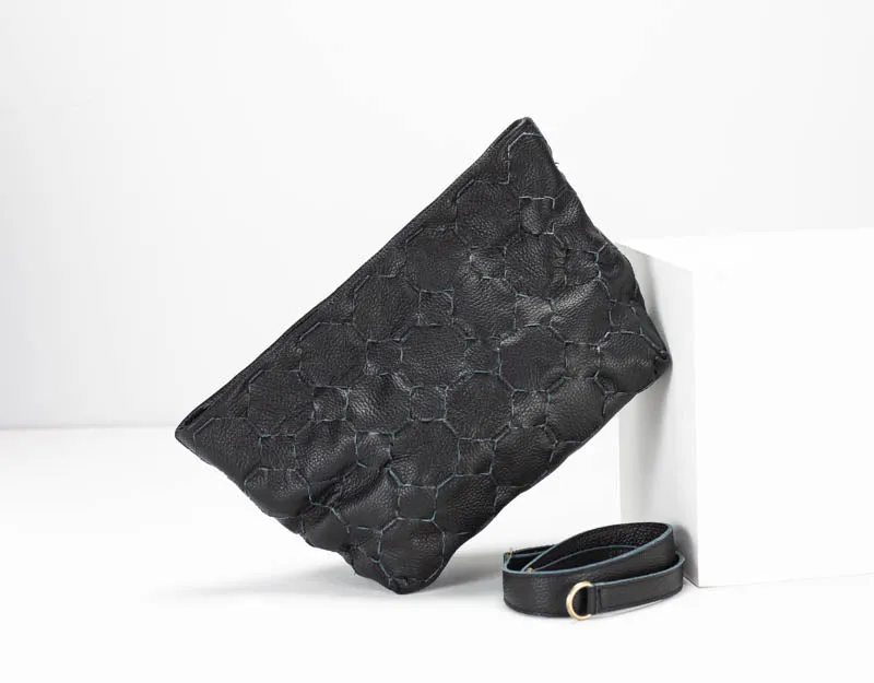 Helon clutch - Handwoven black leather