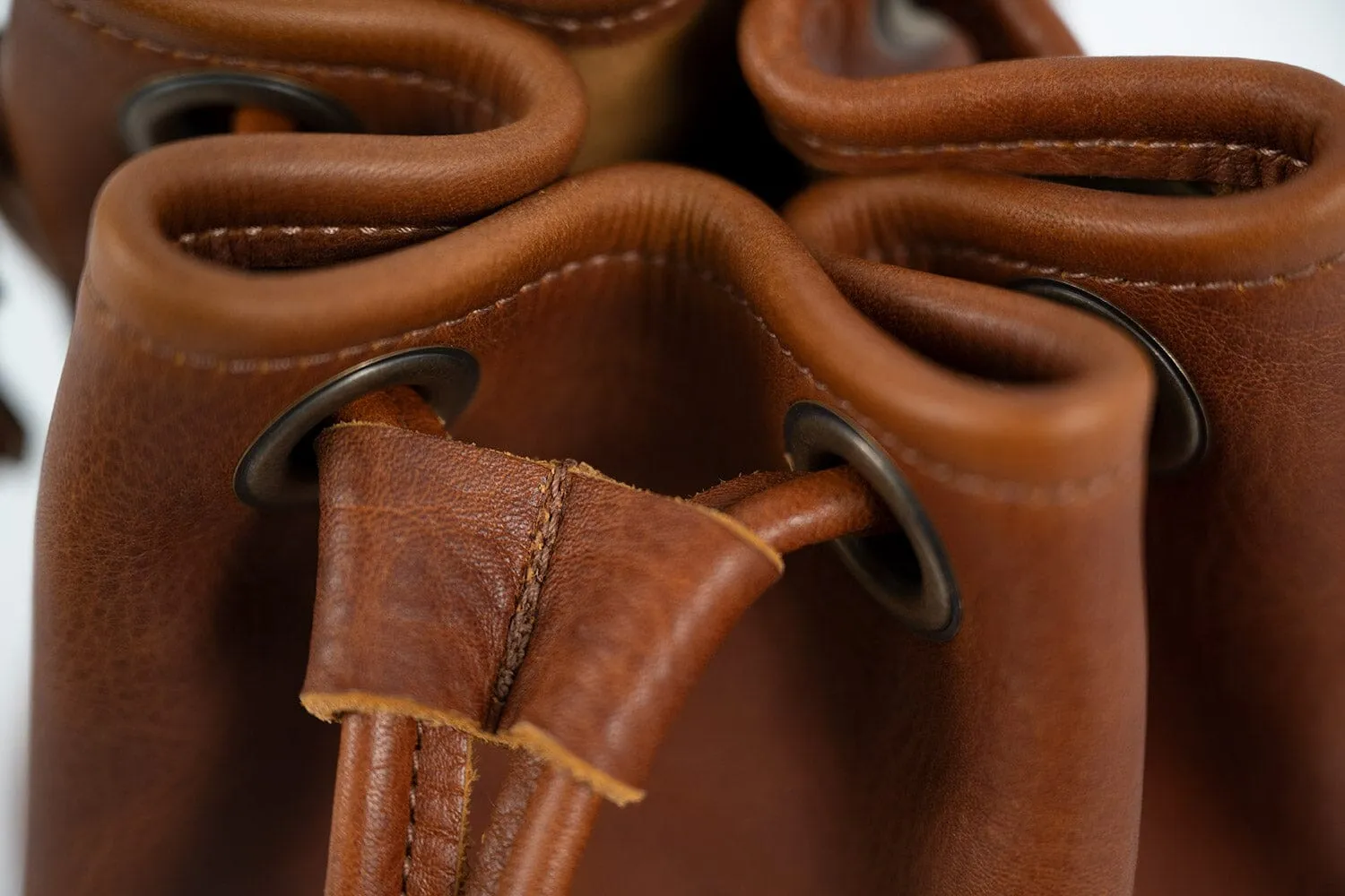 LEATHER BUCKET BAG - SMALL - PEANUT BISON